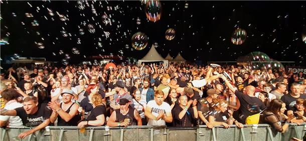 Das Publikum des Fonsstock-Festivals feiert, klatscht in die Hände und feuert die auftretenden Bands an. 