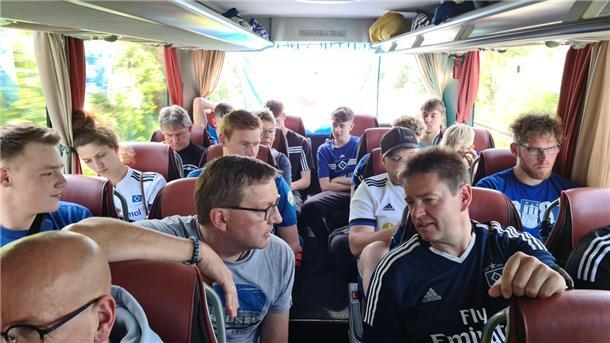 Die Stimmung im Bus ist gut, auch wenn es schwierig wird. Hier sind die Fans, unter ihnen Butjadingens Bürgermeister Axel Linneweber (vorn rechts), am 23. Mai unterwegs zum zweiten Relegationsspiel gegen Hertha BSC Berlin. Das ging verloren, der HSV spielt weiter in der zweiten Liga.