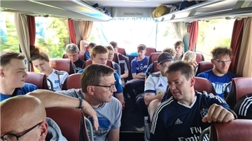 Die Stimmung im Bus ist gut, auch wenn es schwierig wird. Hier sind die Fans, unter ihnen Butjadingens Bürgermeister Axel Linneweber (vorn rechts), am 23. Mai unterwegs zum zweiten Relegationsspiel gegen Hertha BSC Berlin. Das ging verloren, der HSV spielt weiter in der zweiten Liga.