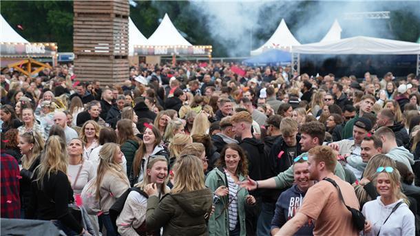 Über 4000 Menschen tanzen in Heerstedt bei "We love Dorf" gegen den Regen an.