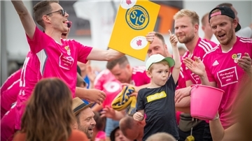 Die Stimmung kocht im Festzelt des Dedesdorfer Marktes: Die Kicker der SG Landwürden machten ordentlich was los. Foto: Hartmann