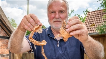 Burkhard Schönfeld mit Plastikresten