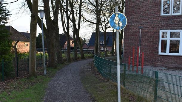 Gehweg an einer Schule
