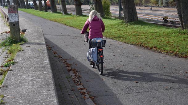 Die Strandallee ist bei Radfahrern beliebt. Dem möchte die Grünen-Fraktion Rechnung tragen.
