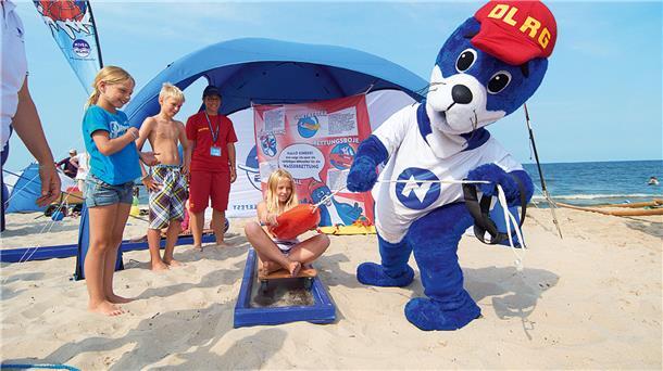 Kinder am Sandstrand mit Strandmuschel