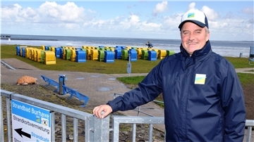Die Strandkörbe stehen am Burhaver Strand bereit und müssen nur noch richtig platziert werden. Butjadingens Tourismuschef Robert Kowitz freut sich, dass am Montag die Saison beginnen kann - wenn auch mit einer Reihe von Einschränkungen und Auflagen.