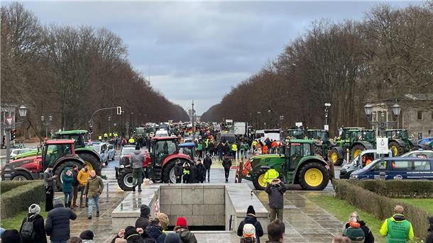 Die Straße des 17. Juni füllt sich langsam.