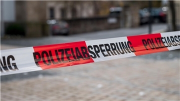 Die Straße zu dem Kinder- und Jugendhilfezentrum ist abgesperrt. In der Einrichtung ist eine Zehnjährige tot in einem Zimmer gefunden worden.