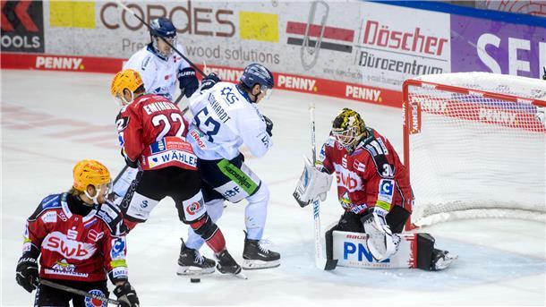 Eine Torraumszene im Eishockey. Die Straubing Tigers versuchen ein Tor gegen die Fischtown Pinguins aus Bremerhaven zu schießen.