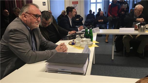 Männer an Tischen