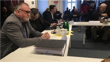 Männer an Tischen