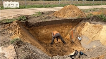 Die Stromkabel werden in 1,60 Meter Tiefe verlegt und vor der Verfüllung des Grabens mit speziellem Bettungsmaterial umgeben.