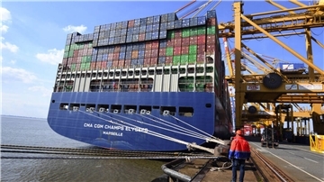 Containerschiff an der Kaje