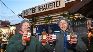 Die Studenten des GIF-Studiengangs Michael Connery (li.) und Sören Gwinner verkaufen ihren Kombucha-Tee als Punsch auf dem Weihnachtsmarkt.