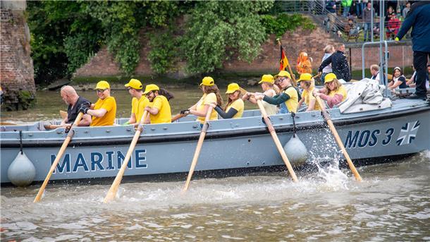 Bunt und beschwipst gehen die Studenten beim Kutterpullen an den Start Studenten fahren Kutterrennen