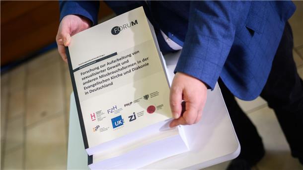 Die Studie zu sexualisierter Gewalt in der Evangelischen Kirche in Deutschland (EKD) und der Diakonie dokumentiert mindestens 1259 Beschuldigte.