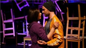 Leila (Coco Plümer) und Lee (Luca Hämmerle)