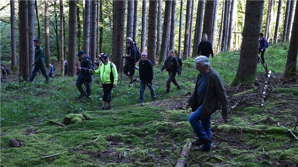 Über 200 Freiwillige suchen vermisste 15-Jährige im Elsass Die Suchaktion in und um Saint-Blaise-la-Roche unter Anleitung der Polizei und von Forstbeamten.