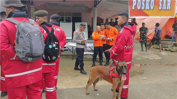 Viele Vermisste an Goldmine in Indonesien - 23 Tote geborgen Die Sucharbeiten werden immer wieder von Regen behindert.