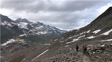 Die Suche nach dem Piloten eines Kleinflugzeugs in den Ötztaler Alpen läuft weiter.