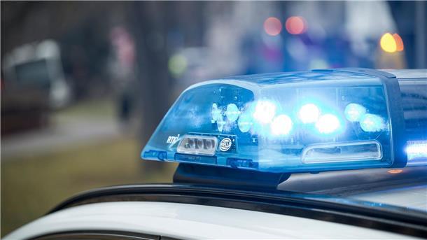 Blaulicht auf einem Einsatzfahrzeug der Polizei.