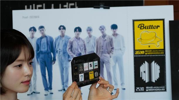 Südkoreaner feiern zehnjähriges Bestehen von BTS Die südkoreanische Post bringt zum BTS-Jubiläum Briefmarken heraus.