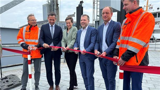 Neue Mole am Hafen von Norderney eröffnet Die Südmole dient dazu, Fähren vor Wind und Wellen zu schützen, während sie am Hafenkai der ostfriesischen Insel anlegen.