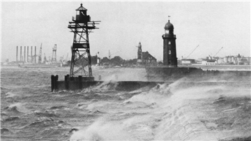 Die Südmole und die Nordmole mit ihren Leuchtfeuern während der Sturmflut 1962.