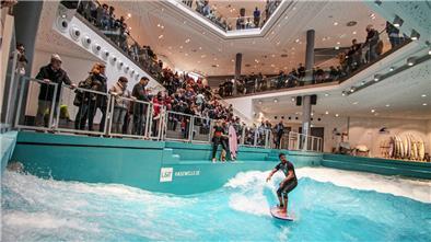 Die Surfer-Welle ist bei Sportler und Besuchern beliebt.