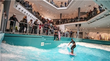 Die Surfer-Welle ist bei Sportler und Besuchern beliebt.