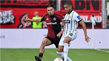 Die SV Elversberg um Jan Gyamerah (r) und der 1. FC Nürnberg um Berkay Yılmaz lieferten sich einen umkämpften Zweitliga-Auftakt.