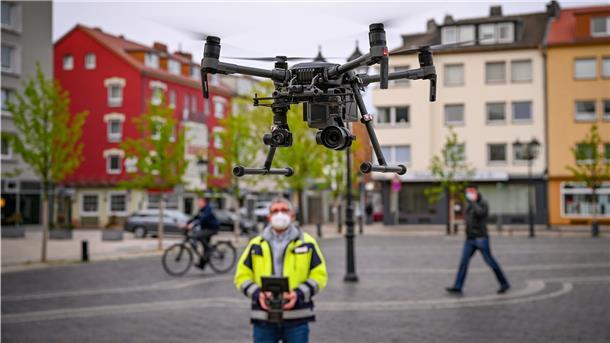 Die swb kontrolliert ihre Fernwärmeleitungen aus der Luft durch eine Drohne mit Wärmebildkamera. Auf dem Theodor-Heuss-Platz fliegt sie durch Michael Röske los. 