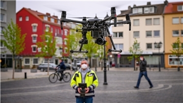 Die swb kontrolliert ihre Fernwärmeleitungen aus der Luft durch eine Drohne mit Wärmebildkamera. Auf dem Theodor-Heuss-Platz fliegt sie durch Michael Röske los. 