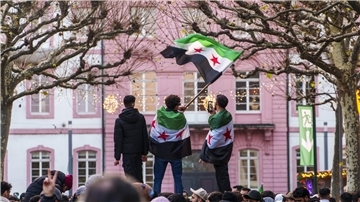 09.12.2024, Syrien, Aleppo: Syrer feiern auf dem Omayyad-Platz in Aleppo. 