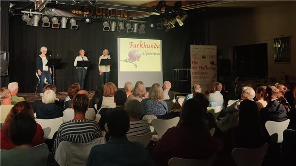 Die szenische Lesung von Antonio Umberto Riccó, vorgetragen von Renate Blanke, Christine Gerner und Erika Hofmeister vom Spielkreis Theater Matthiaskirche Hannover zur Musik von Carsten Litfin, bewegte kürzlich das Publikum vor der gut besuchten BBG-Kulturbühne sehr.