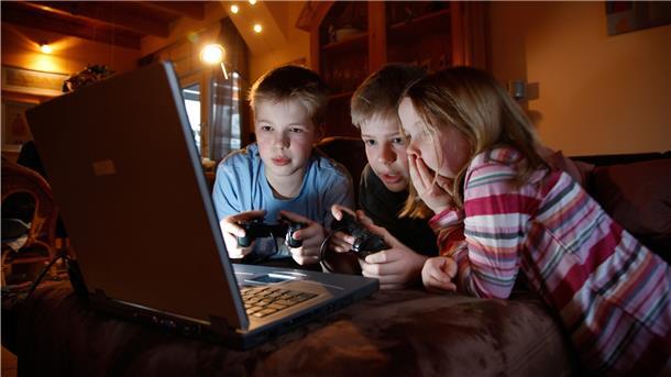 Die tägliche Internetnutzungsdauer von Kindern ist in der Pandemie stark gestiegen.