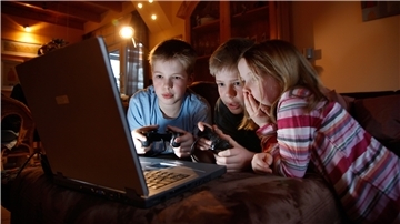 Die tägliche Internetnutzungsdauer von Kindern ist in der Pandemie stark gestiegen.