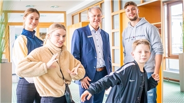 5 Menschen.