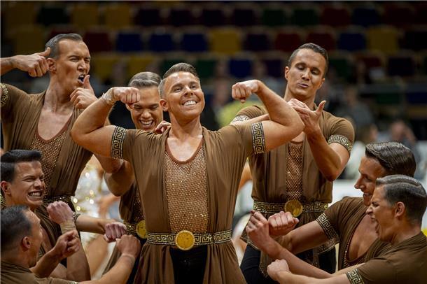Die Tänzer zeigen Stärke und Leidenschaft in einer Choreografie, die Ausdruck un...