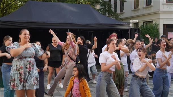 Lebensfreude und gute Laune beim Goethestraßenfest in Bremerhaven Lehe tanzende Menschen