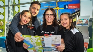 Die Tänzerinnen Madlin und Leila, mit Papa Ahmed, Leila und Mutter Isabell Ali.
