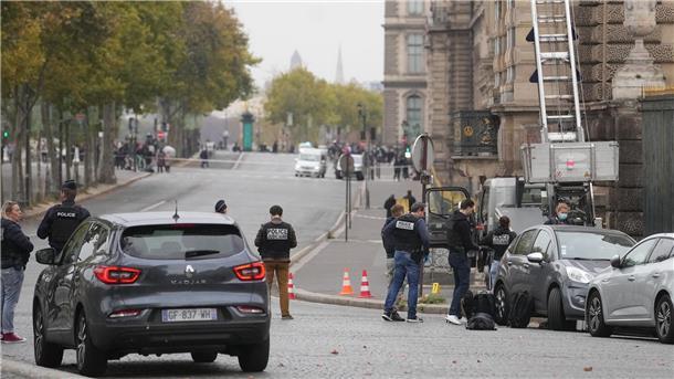 Louvre-Einbrecher stehlen Beute von „historischem Wert“ Die Täter sollen einen Lastenaufzug genutzt haben.