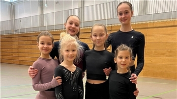 Die Talente des ERC Bremerhaven (vorne v. l.: Valea Lotta Rauchmann, Leah Zimmermann, Juna Rinas, Leana Behrmann) und (hinten von links) Emma-Luisa Meyer und Christina Kinsvater bereiten sich auf den früheren Start der Wettkampfsaison vor. 