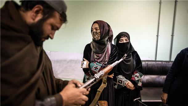 Außenminister aus zwölf Ländern verstärken Druck auf Taliban Die Taliban schränken Frauenrechte im Land stark ein.