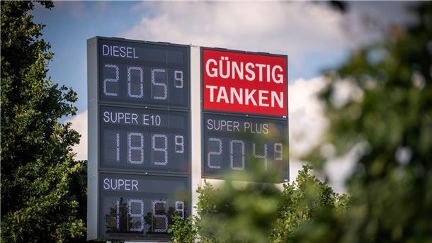 Die Tankstellen bei Supermärkten werden meist gar nicht von den Supermärkten betrieben. Die bei Kaufland in Bremerhaven (Pferdebade) etwa ist eigentlich eine Jet-Tankstelle.