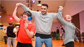 Die Tanzschule Beer bietet HipHop-Inklusionskurse an. Trainer Feriz Sula (Mitte) tanzt mit Felix und Angelique.