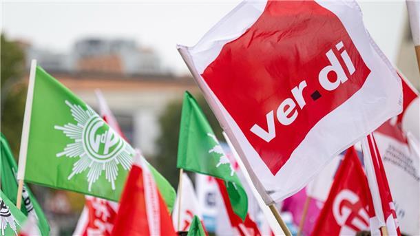 Einkommensrunde für Länder gestartet: Drohen Warnstreiks? Die Tarifverhandlungen für den öffentlichen Dienst werden von Demonstrationen auf dem Scharounplatz in Berlin begleitet.