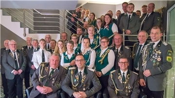 Die Teilnehmer der Generalversammlung stellten sich zu einem Erinnerungsfoto auf.