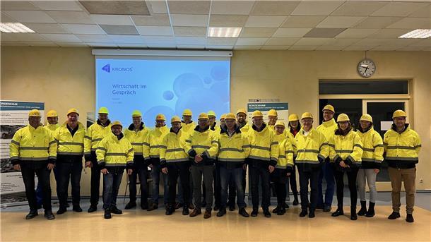 Die Teilnehmer der Veranstaltungsreihe „Wirtschaft im Gespräch“ waren bei Kronos in Blexen zu Besuch.