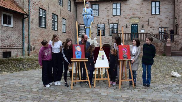 Die Teilnehmer des Projektes vor der Burg Bederkesa.